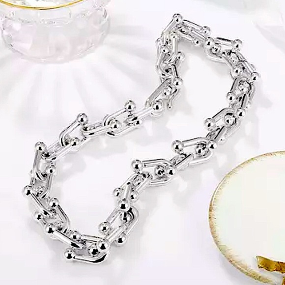Silver U Link Exaggerated Necklace - Picture 4 of 5